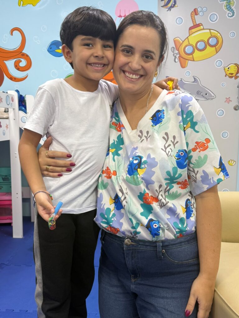 Dra. Patty Terrível sorrindo abraçada a um paciente