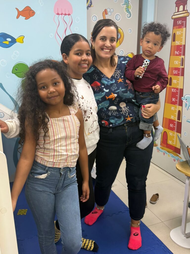 Dra. Patty Terrível com três irmãos na consulta de rotina