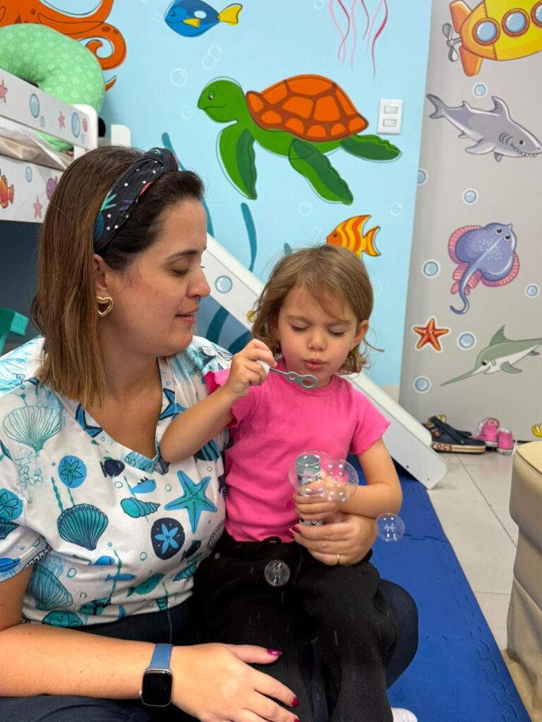 Dra. Patty Terrível brincando de bolinhas de sabão com paciente