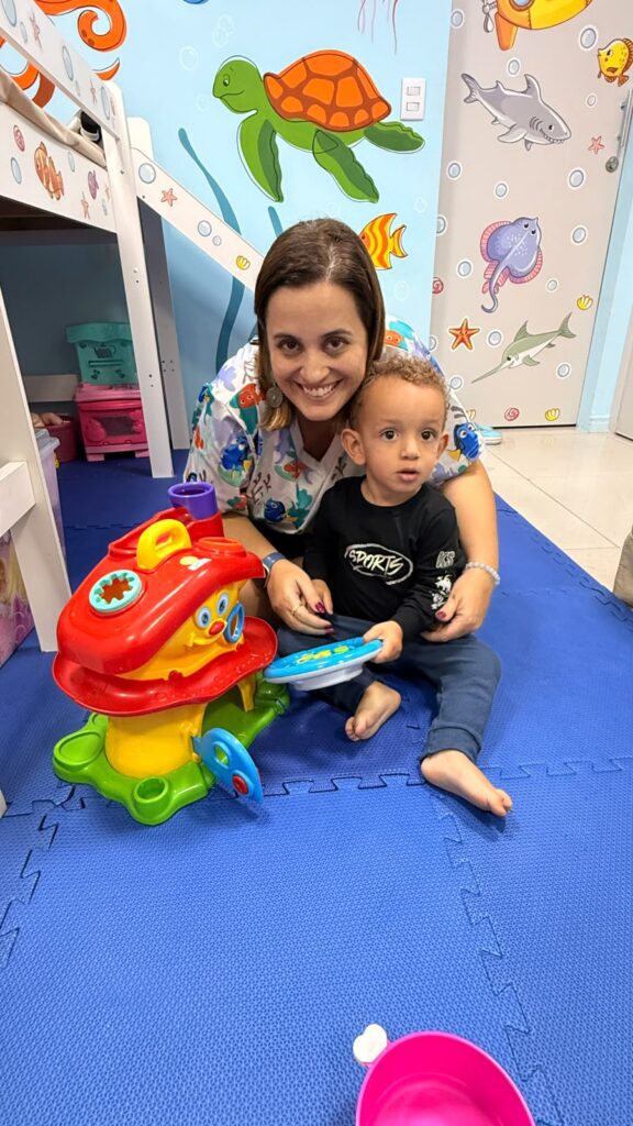 Dra. Patty Terrível brincando com paciente no tatame