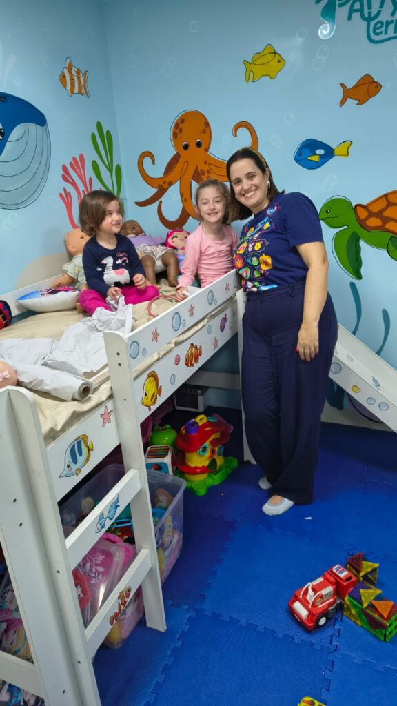 Dra. Patty Terrível com duas pacientes na cama-escorregador da sala