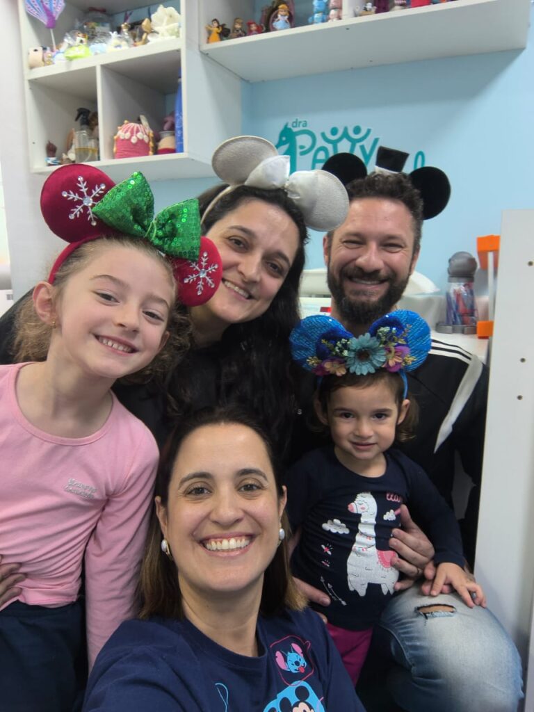 Dra. Patty Terrível com família de pacientes em clima de festa