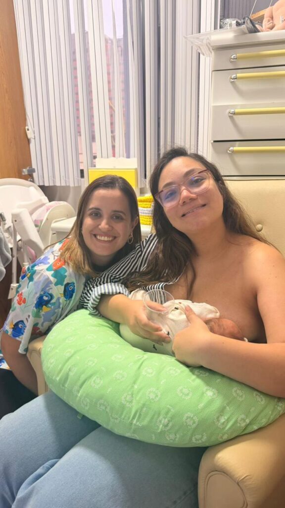 Dra. Patty Terrível acompanhando uma mãe amamentando na consultoria de amamentação