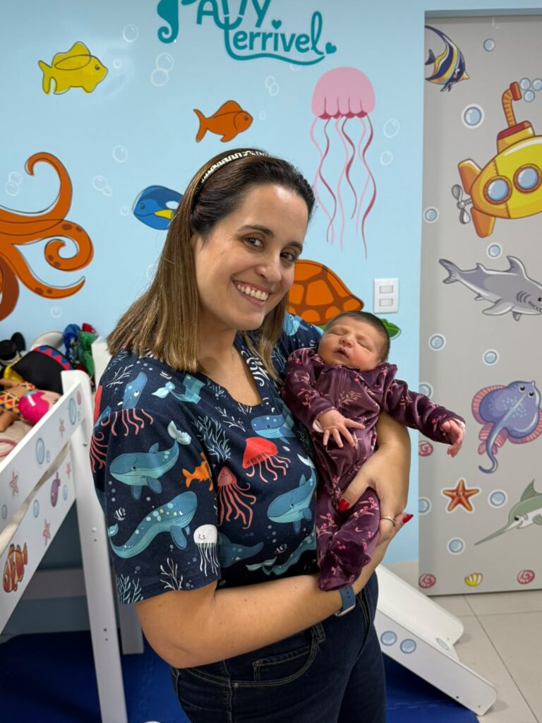Dra. Patty Terrível com recém-nascida no colo na Clínica Mamma Gaia